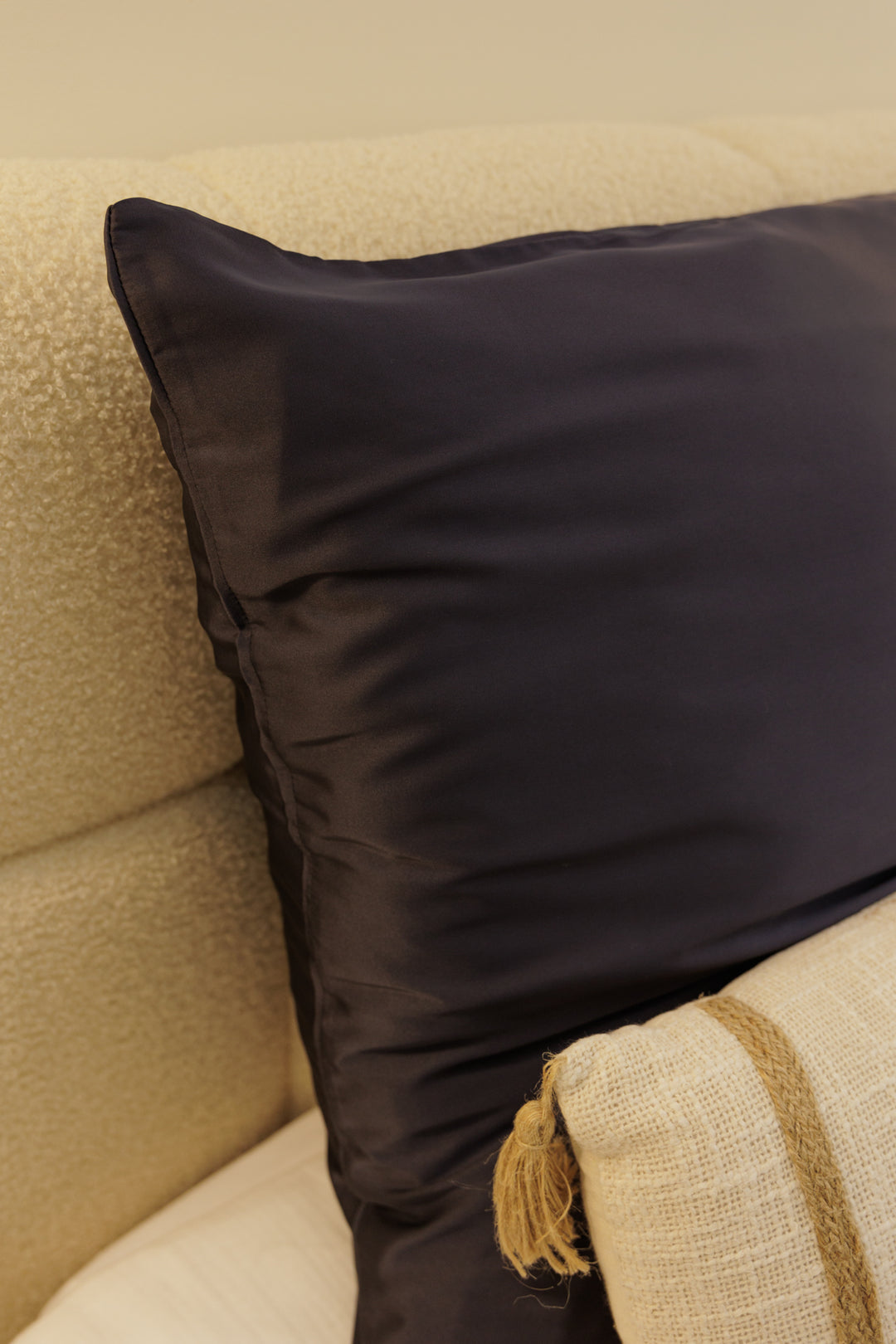 Taie d'oreiller en satin ANTHRACIA gris foncé