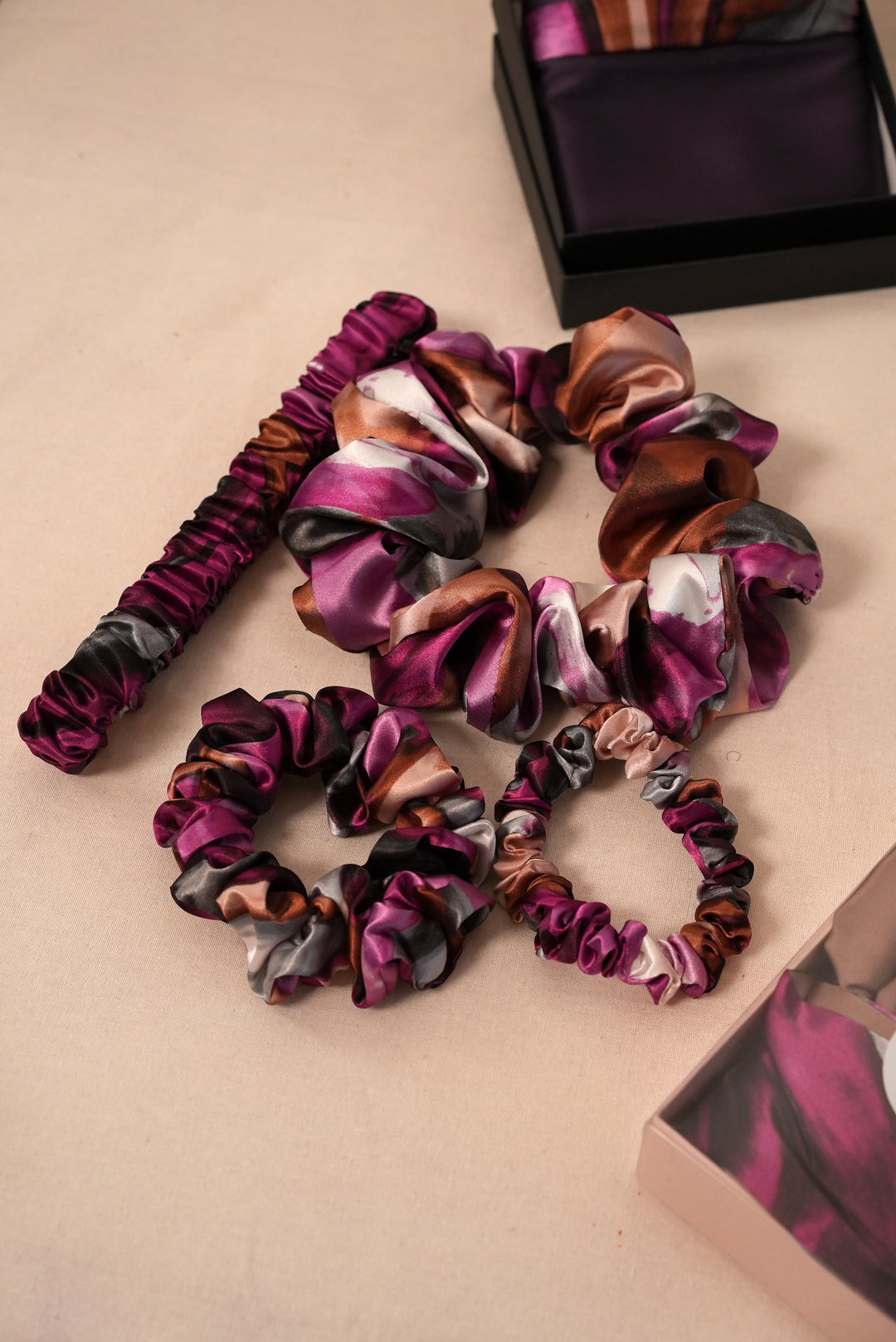 Coffret Bandeau et Chouchous en satin fushia motif SOFT SWIRL