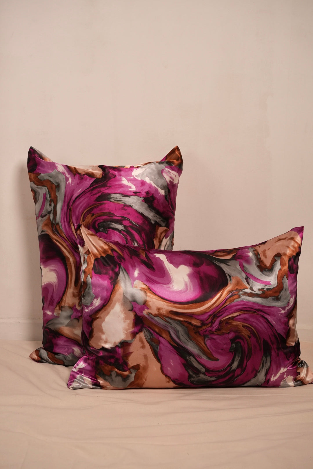 Taie d'oreiller en satin SOFT SWIRL fushia motif