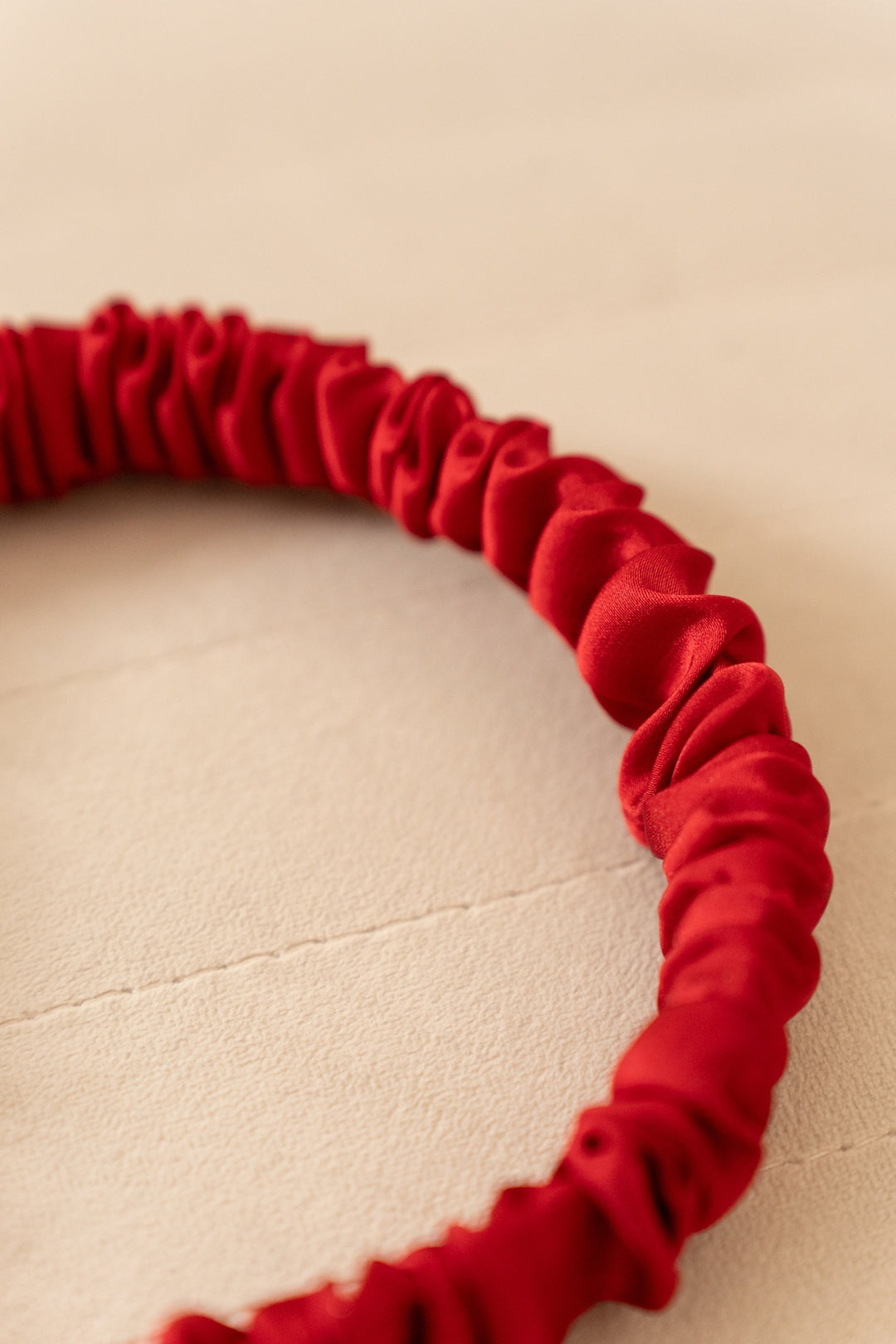 Bandeau en satin rouge foncé VANESSA