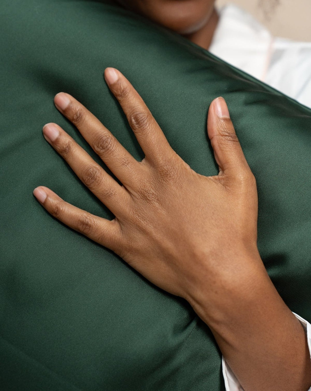 Taie d'oreiller en satin CRISTINA vert foncé