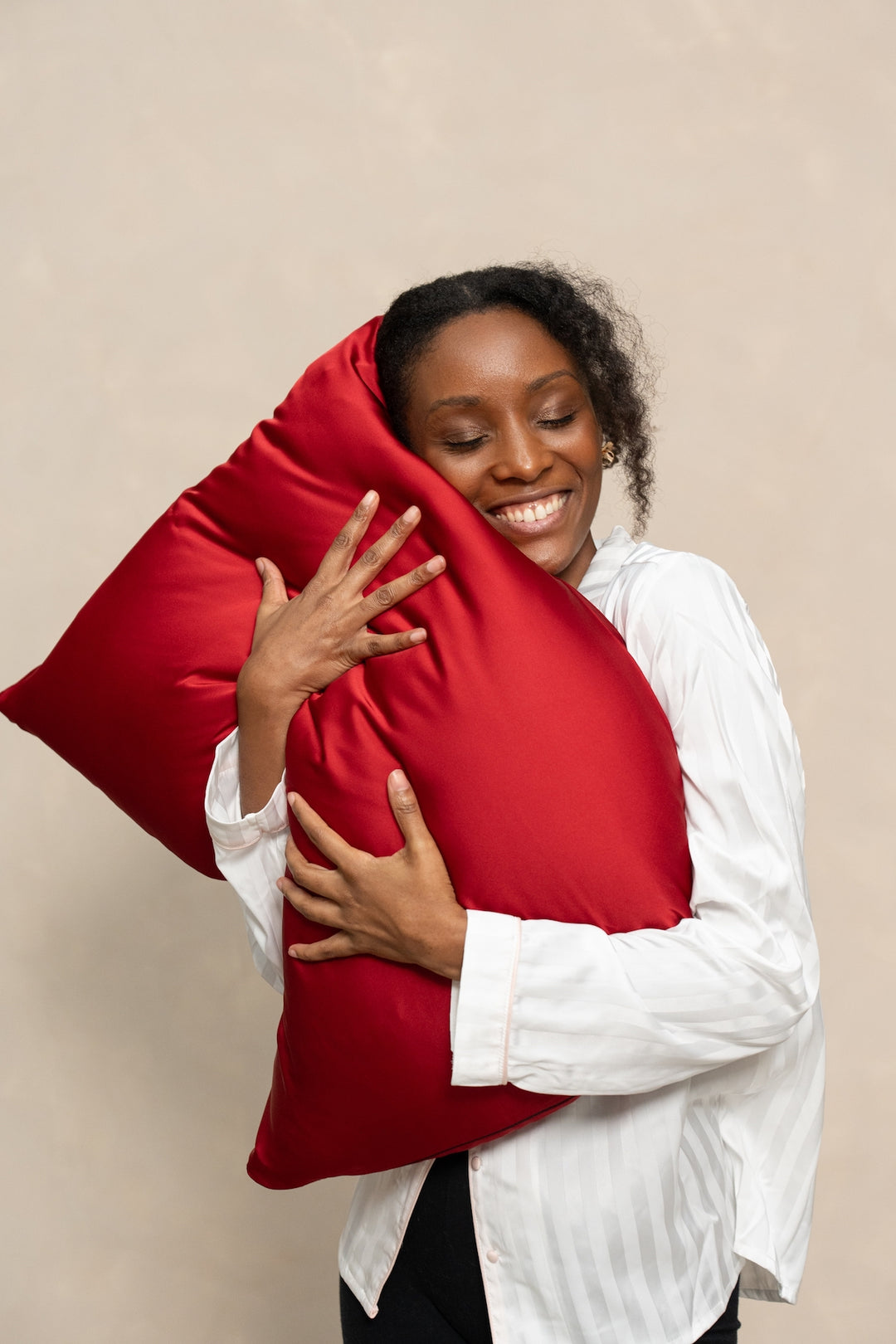 Taie d'oreiller en satin ENEIDA rouge foncé