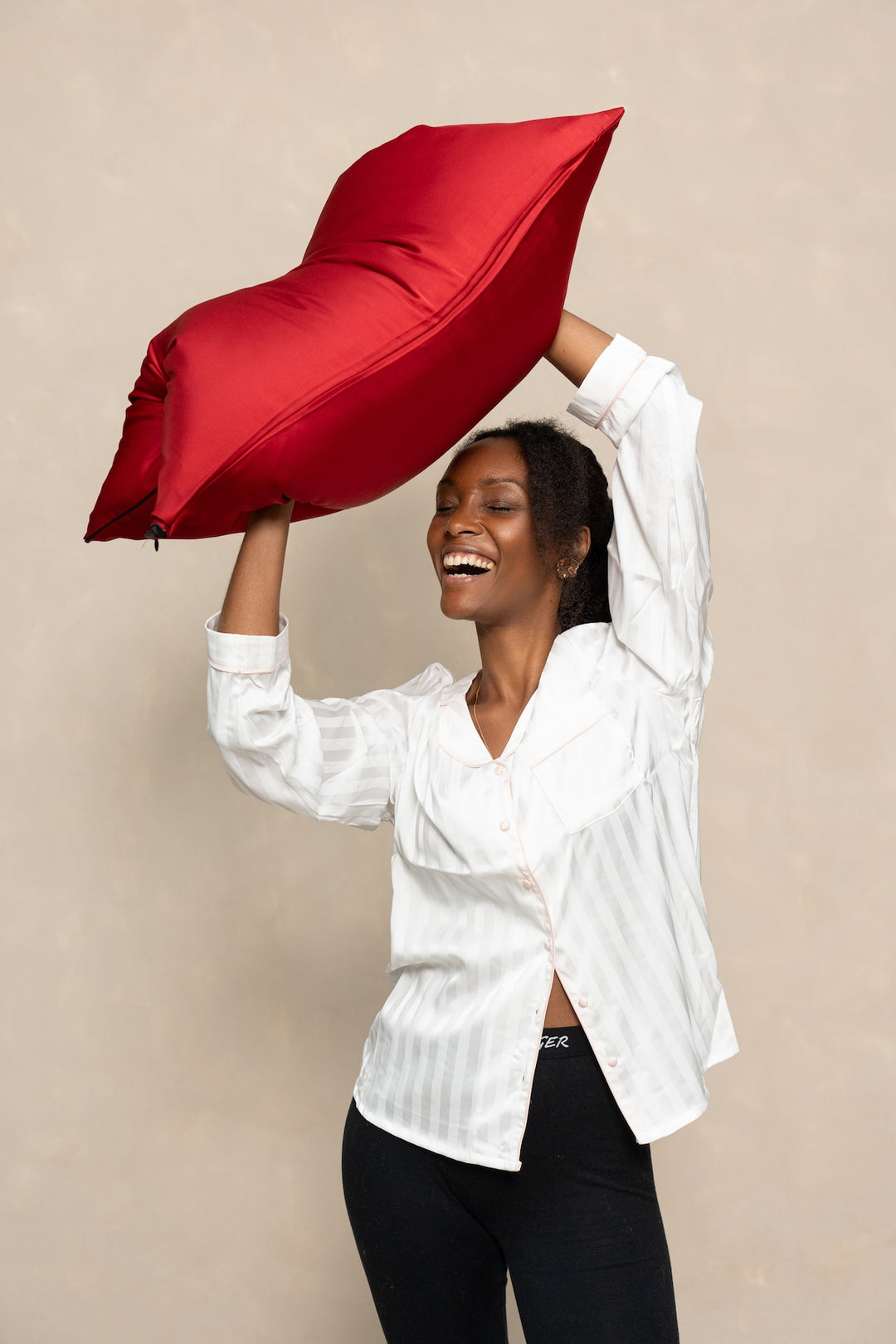 Taie d'oreiller en satin ENEIDA rouge foncé