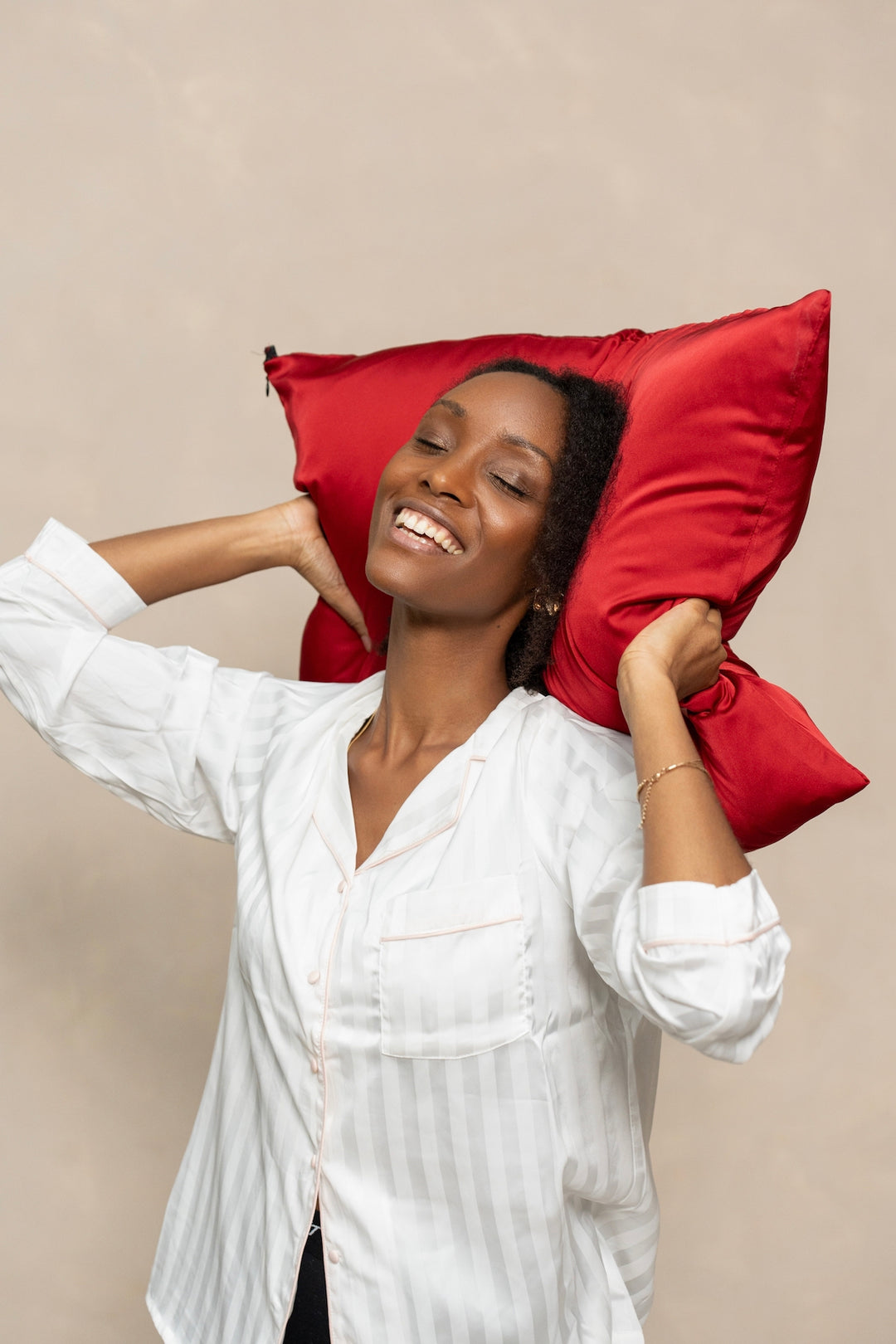 Taie d'oreiller en satin ENEIDA rouge foncé