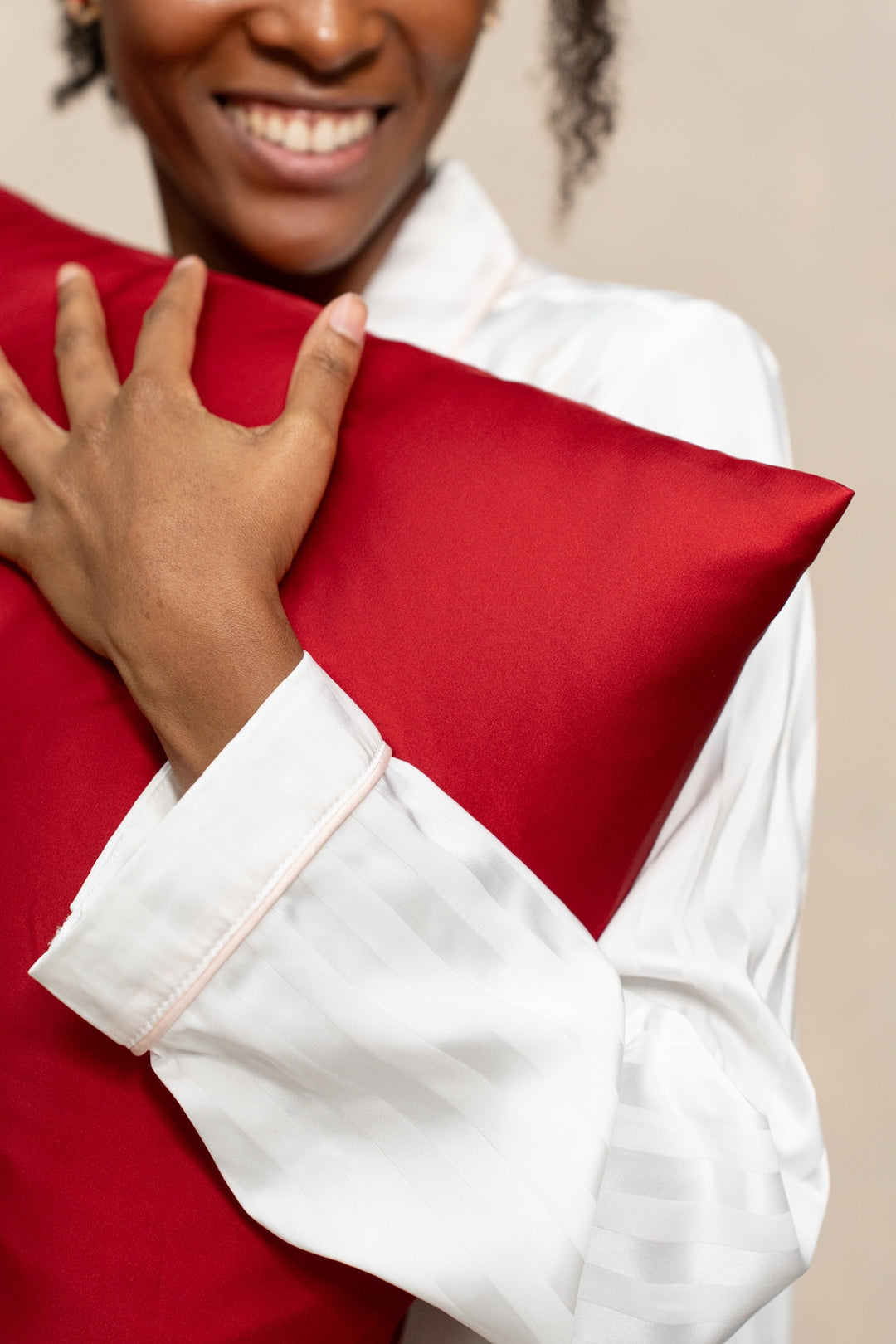 Taie d'oreiller en satin ENEIDA rouge foncé