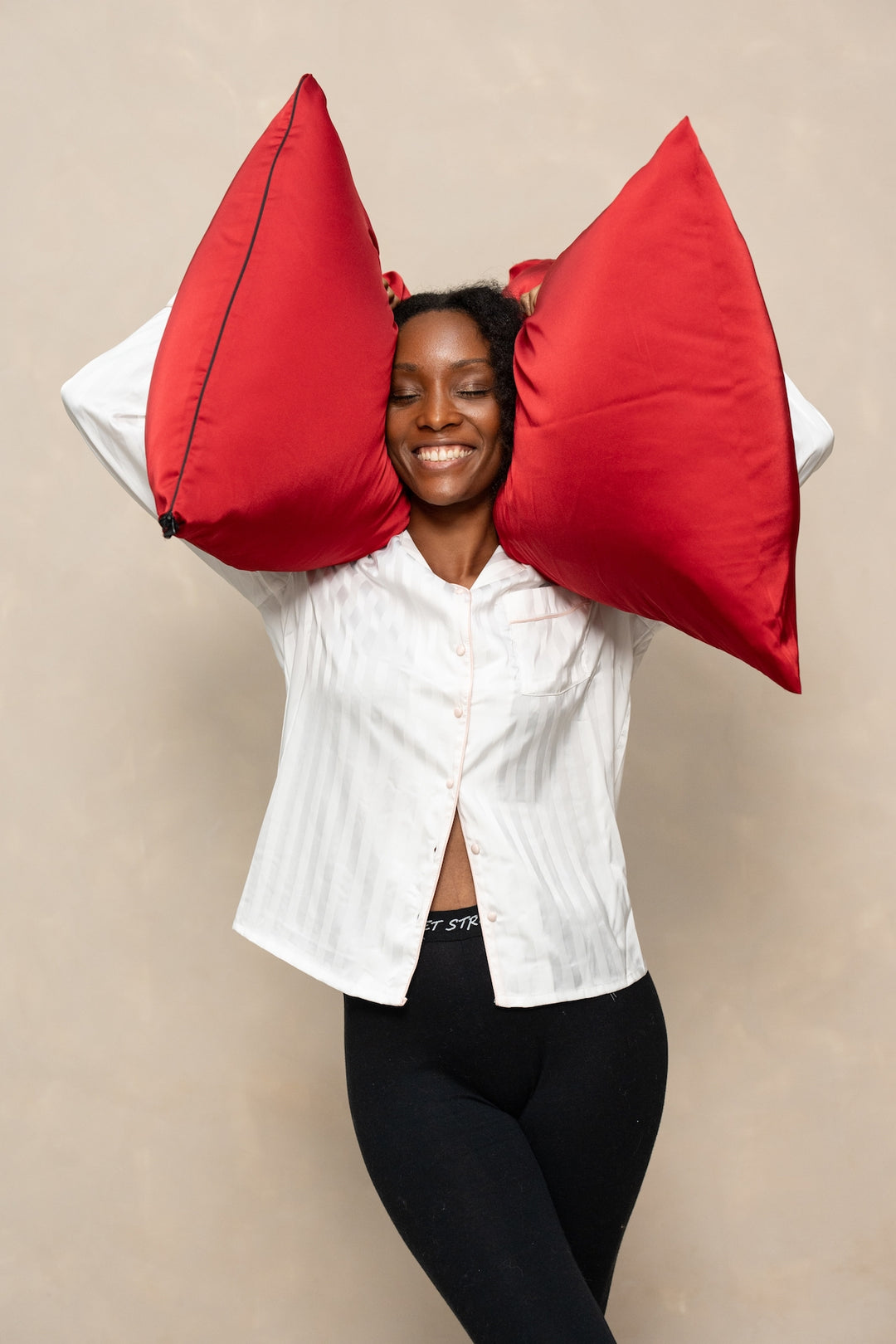 Taie d'oreiller en satin ENEIDA rouge foncé